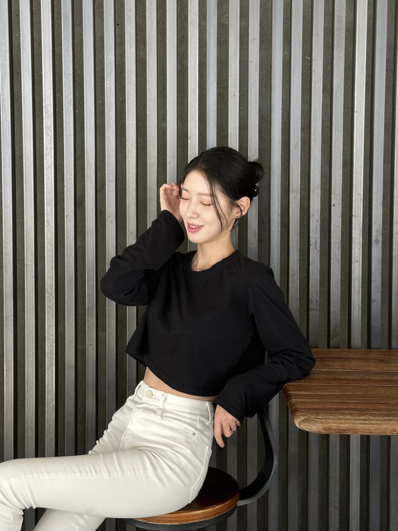 자동차 인플루언서 지안, 블랙 니트와 화이트 팬츠