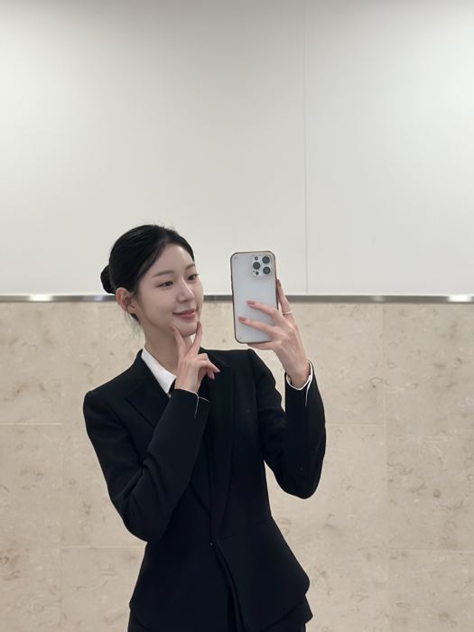 자동차 인플루언서 지안 사진 10, 블랙 수트 거울 셀카